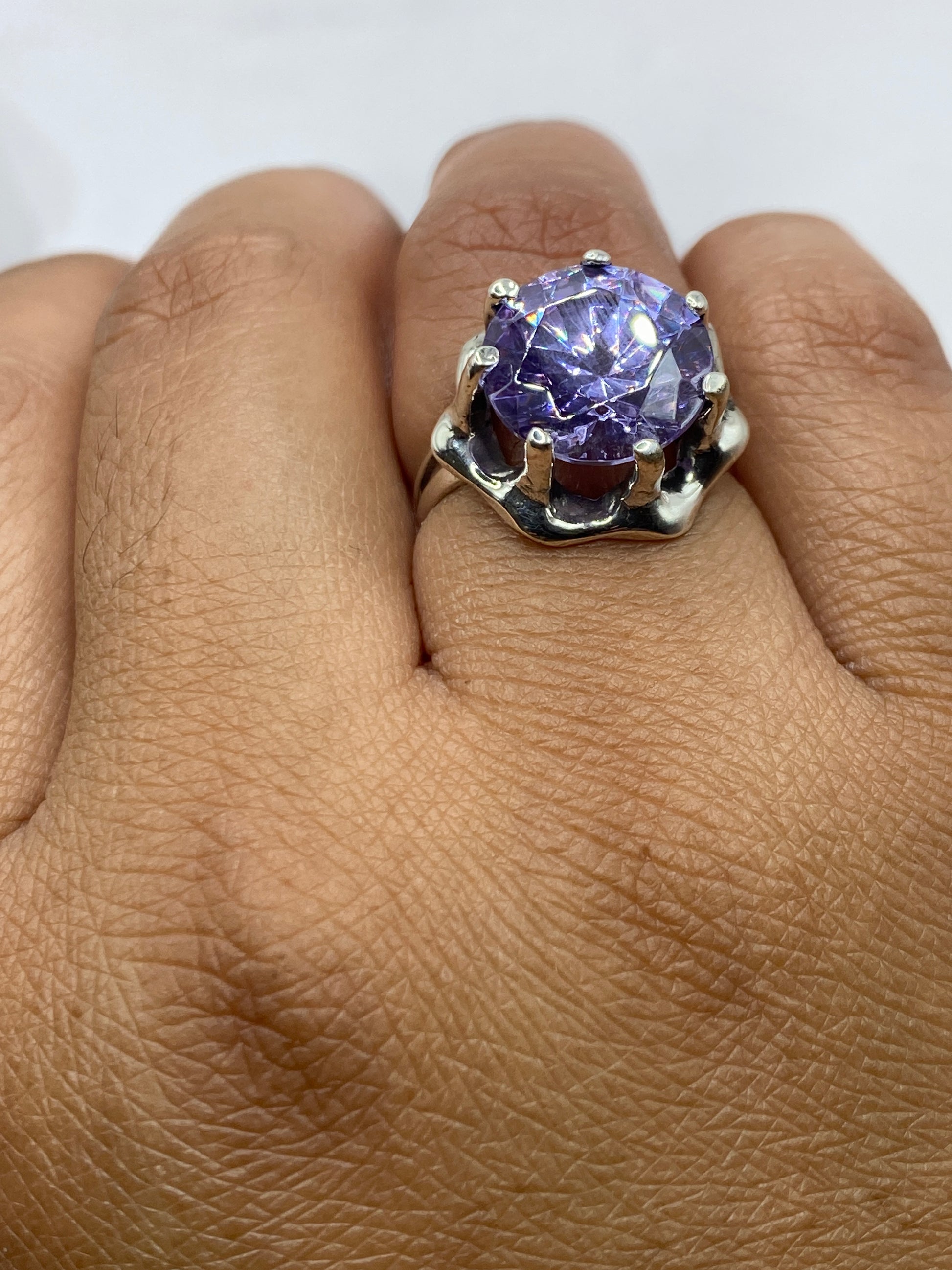 Anillo en la mano mostrando el sello .925 MEXICO en la banda