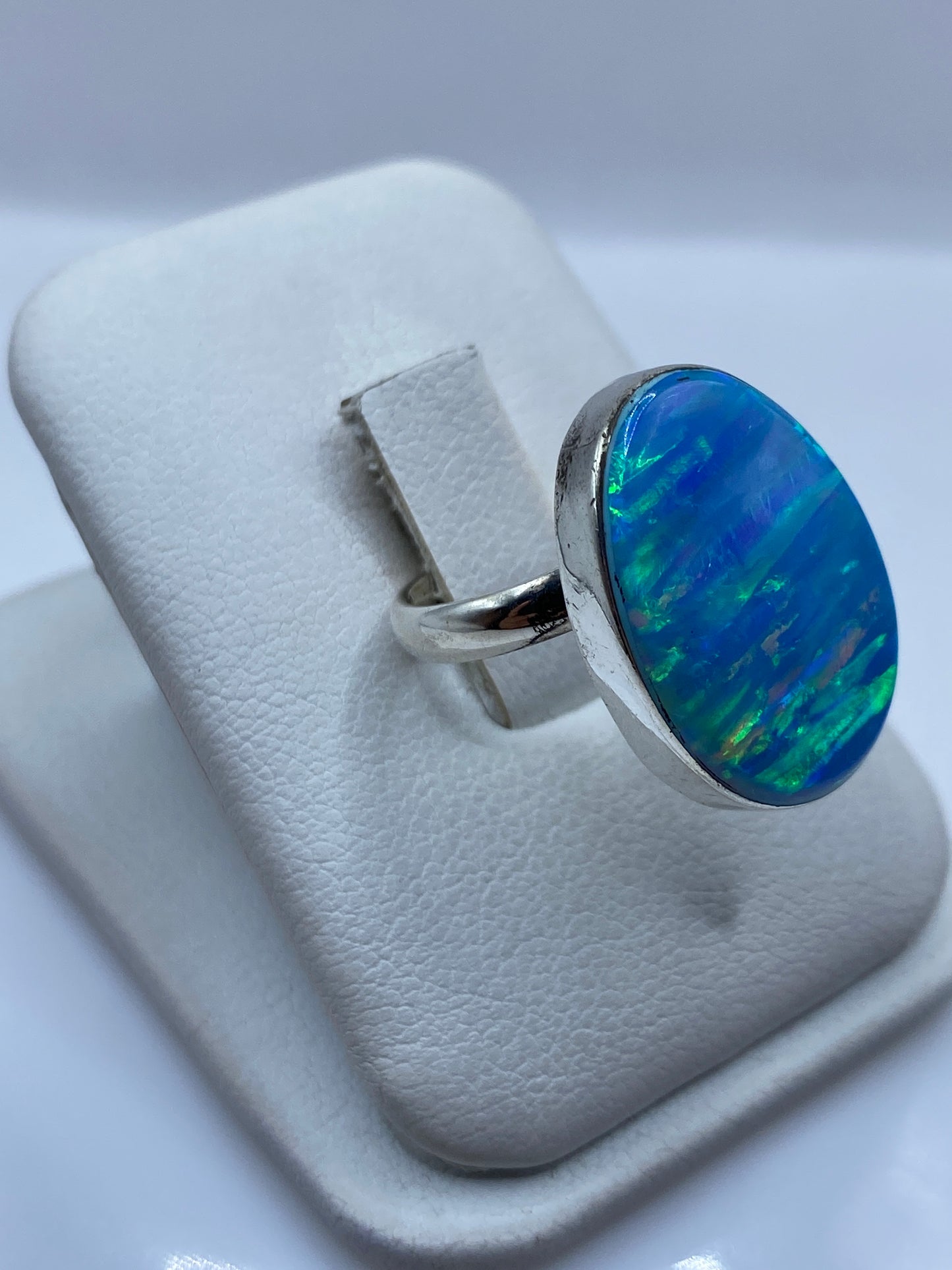 Vista lateral del anillo solitario ópalo ajustable en plata pura