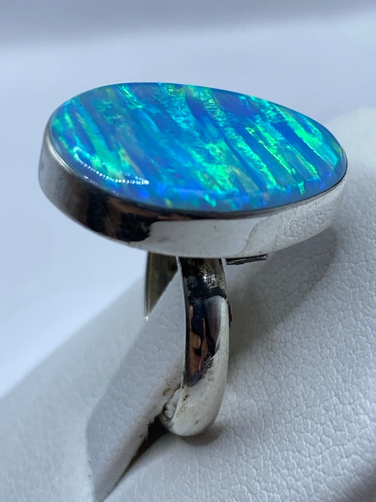 Detalle del ópalo de Fuego con juego azul cielo y destellos verdes