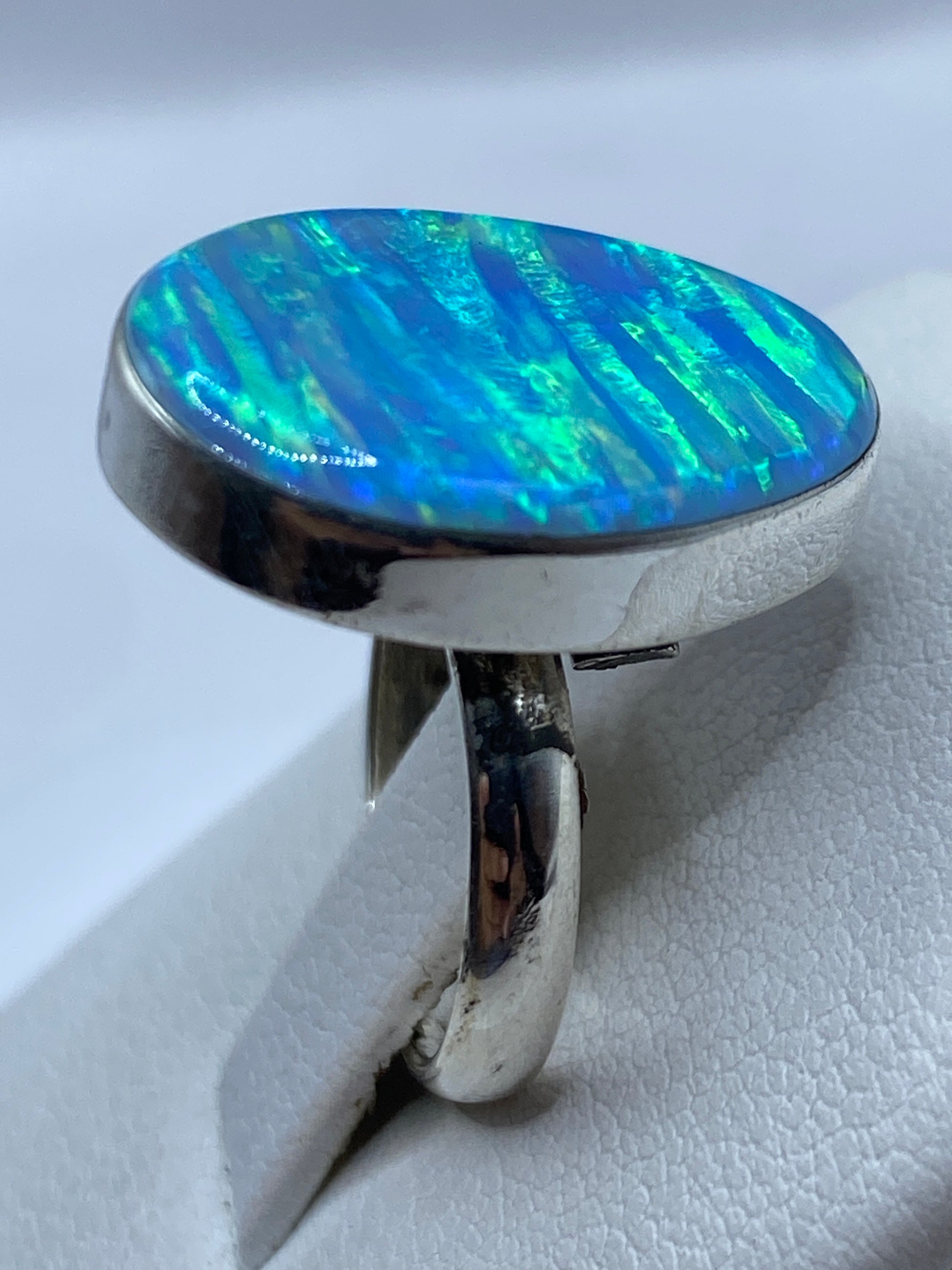 Detalle del ópalo de Fuego con juego azul cielo y destellos verdes
