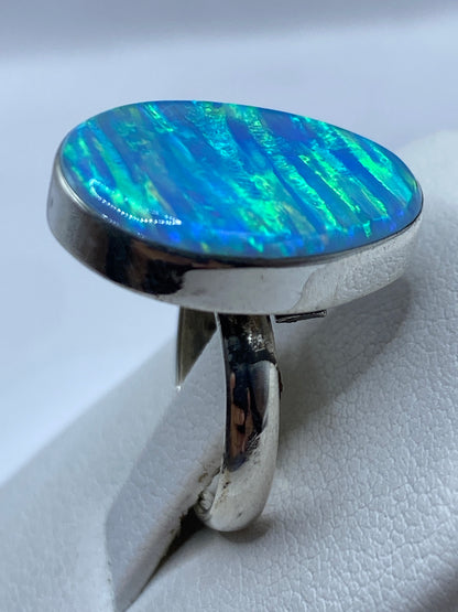 Detalle del ópalo de Fuego con juego azul cielo y destellos verdes
