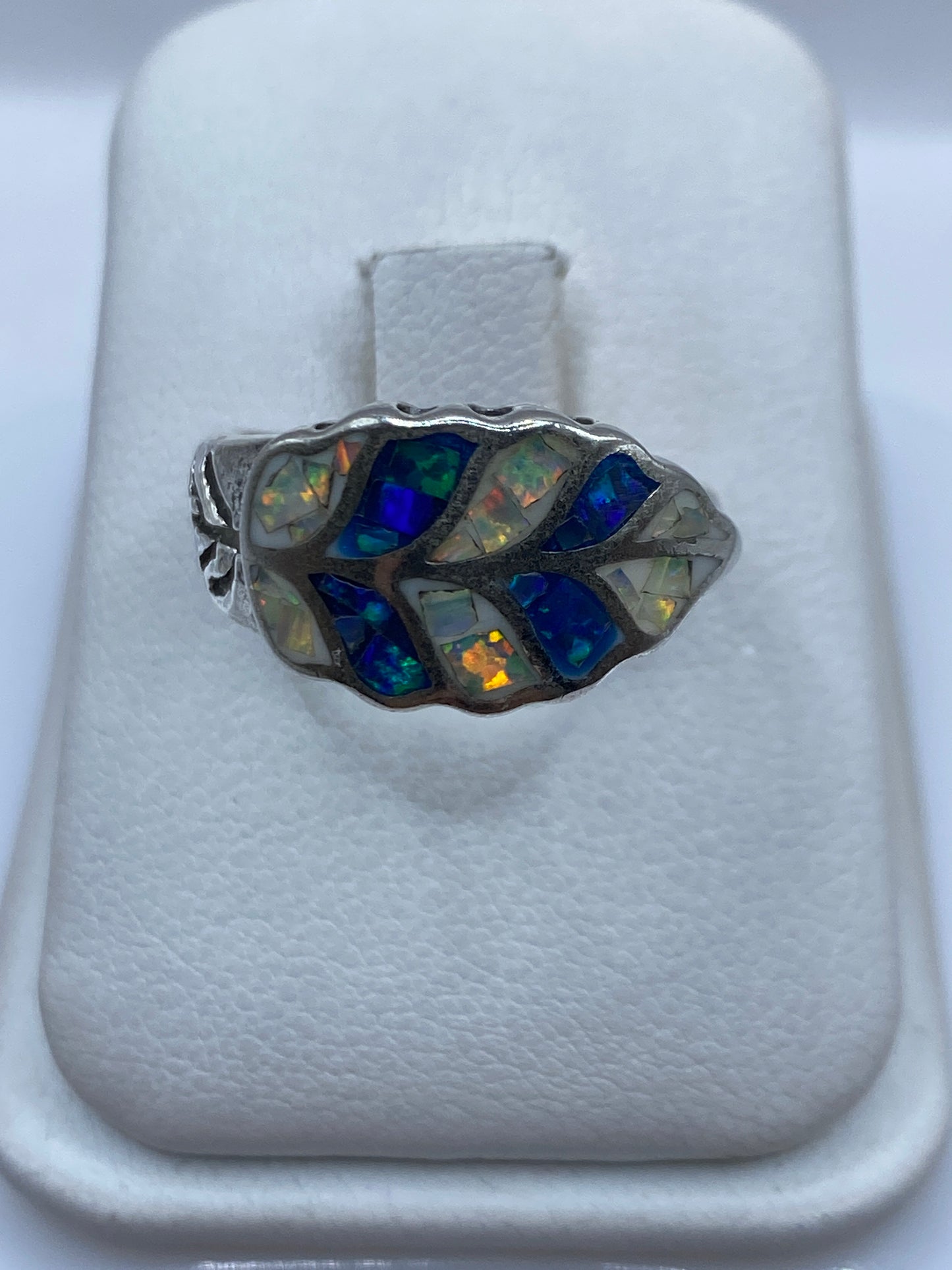 Anillo de plata 950 con ópalo de fuego multicolor en estuche blanco de presentación