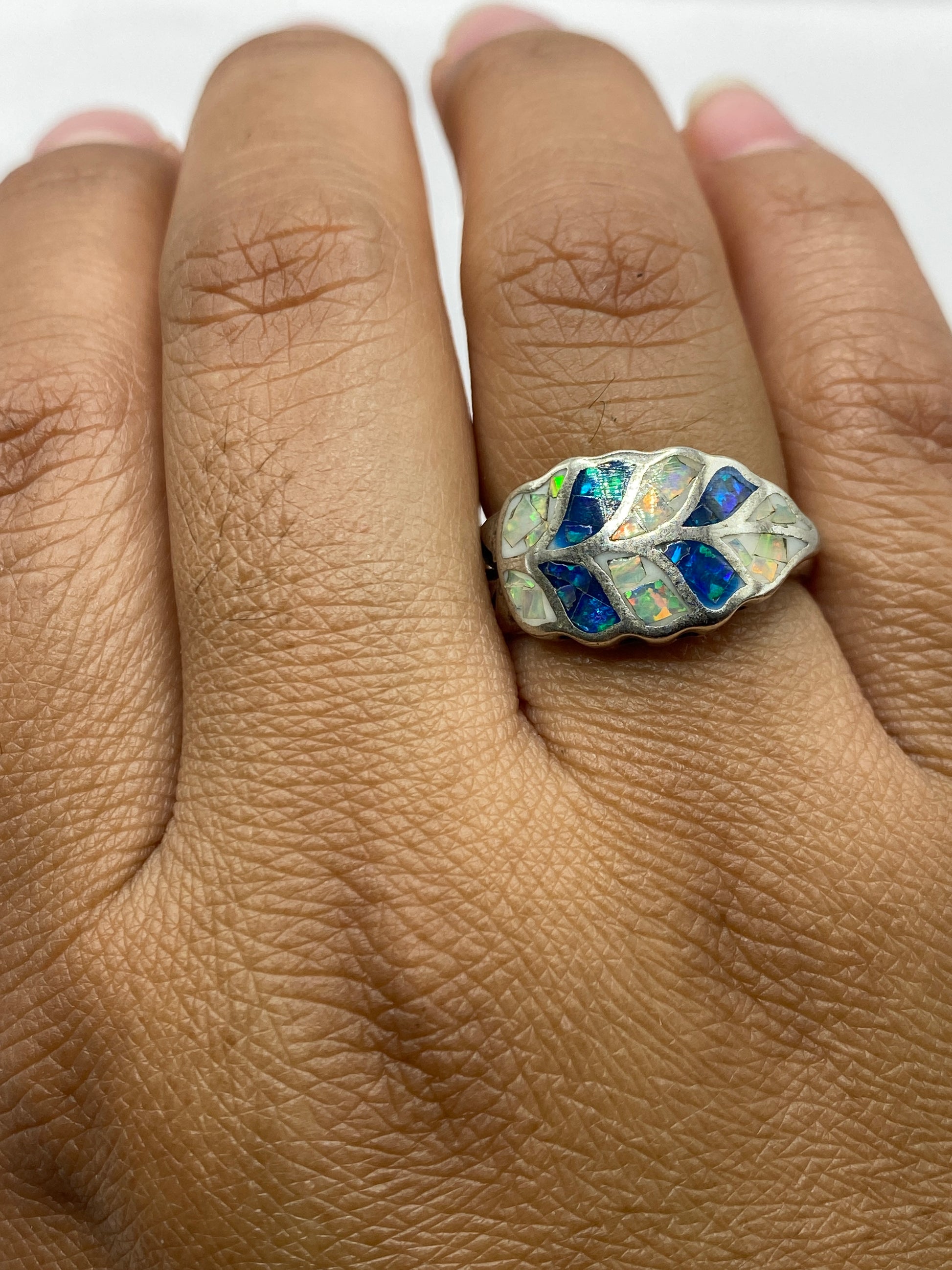 Anillo sobre balanza mostrando peso de 3.9 gramos, ópalo de fuego con tonos azul, verde y dorado