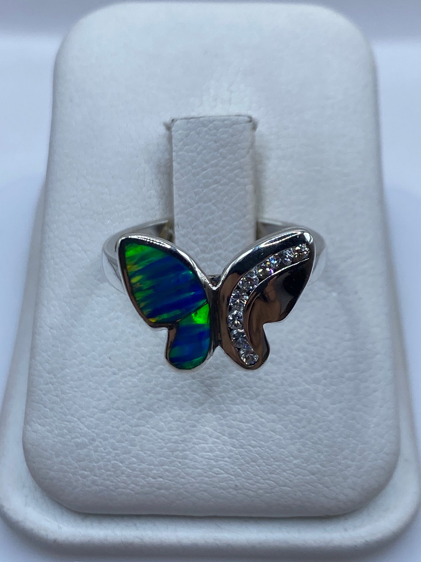 Anillo mariposa con ópalo de fuego azul y verde en estuche de presentación blanco