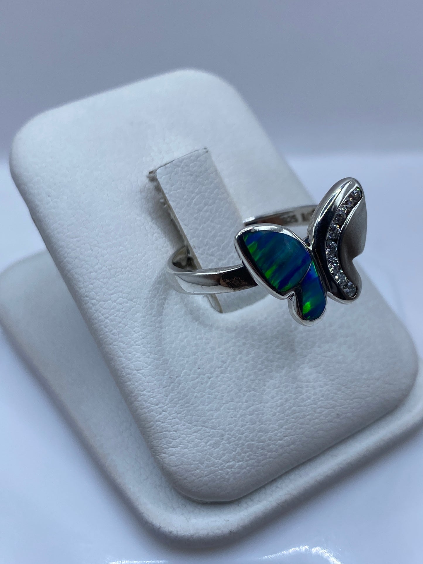 Detalle del ópalo de fuego con juego de colores azul y verde en la mariposa