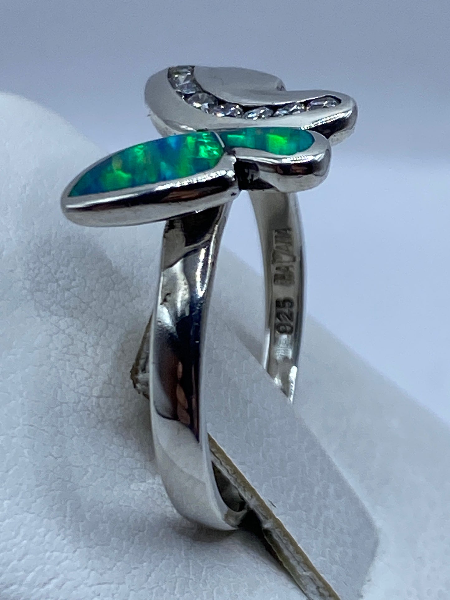 Anillo mariposa de plata .925 visto de costado mostrando el engaste