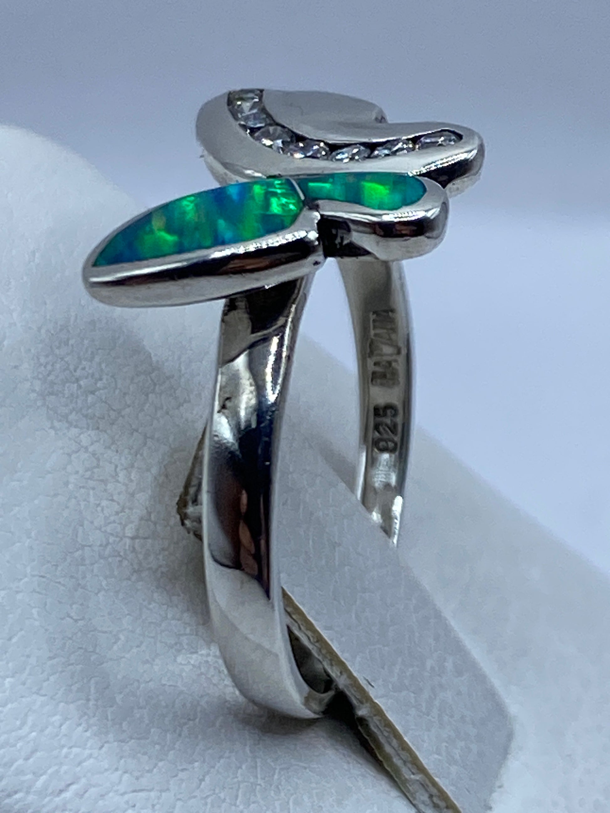 Anillo mariposa de plata .925 visto de costado mostrando el engaste