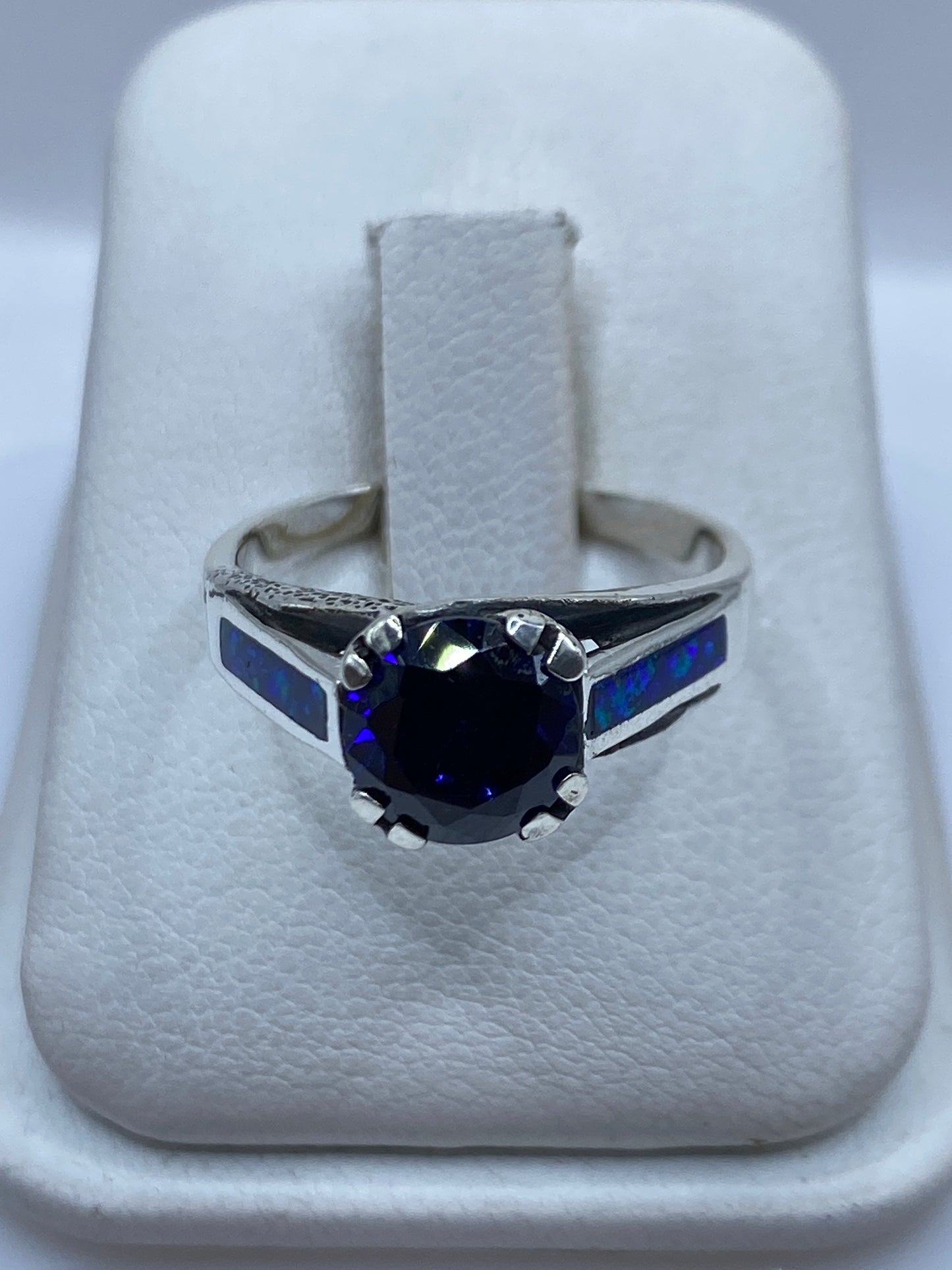 Anillo de plata .950 con ópalo de fuego azul en estuche blanco de presentación