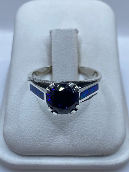 Anillo de plata .950 con ópalo de fuego azul en estuche blanco de presentación
