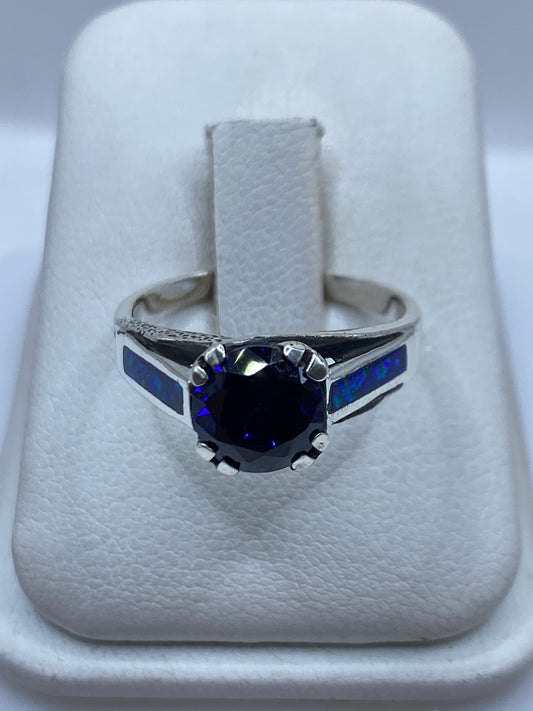 Anillo de plata .950 con ópalo de fuego azul en estuche blanco de presentación