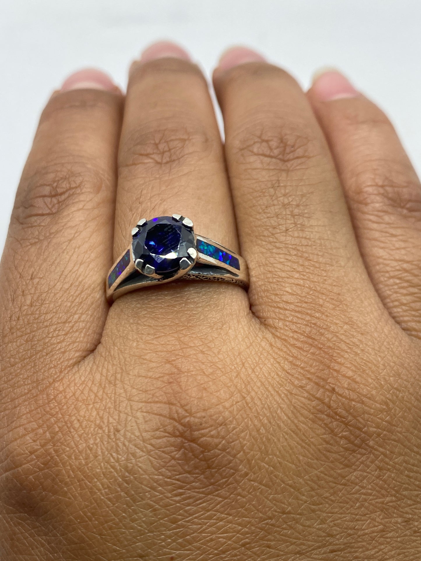 Anillo en dedo mostrando el juego de color del ópalo y sello .950 MEXICO