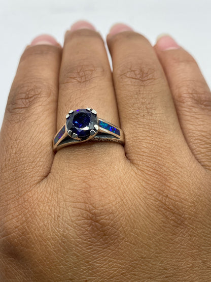 Anillo en dedo mostrando el juego de color del ópalo y sello .950 MEXICO