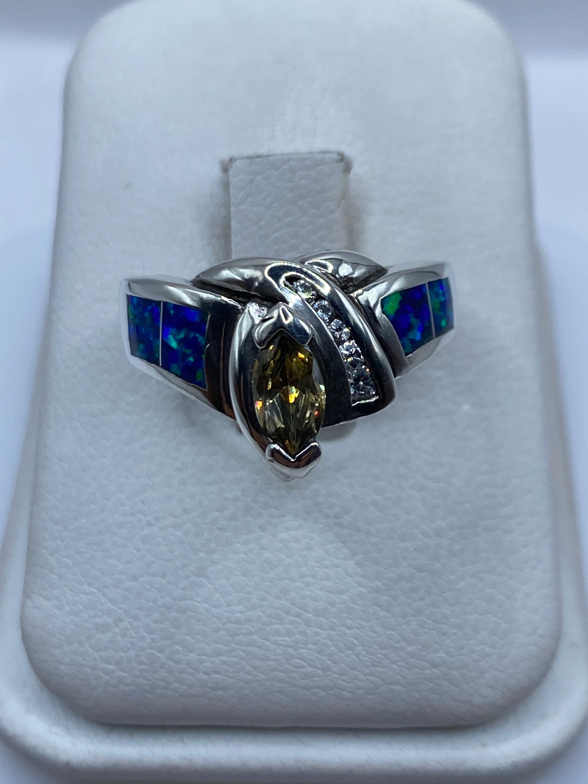 Anillo de plata .925 con ópalo de fuego azul, diseño escultórico en estuche blanco