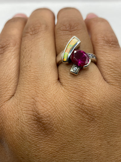 Anillo puesto en dedo mostrando el fuego único del ópalo bajo luz natural