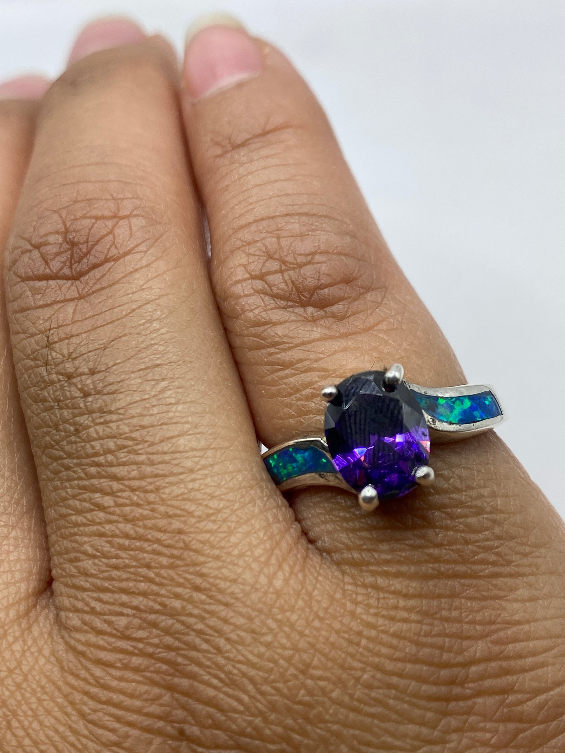 Anillo sobre fondo gris mostrando el sello 925 en la banda