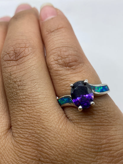 Anillo sobre fondo gris mostrando el sello 925 en la banda