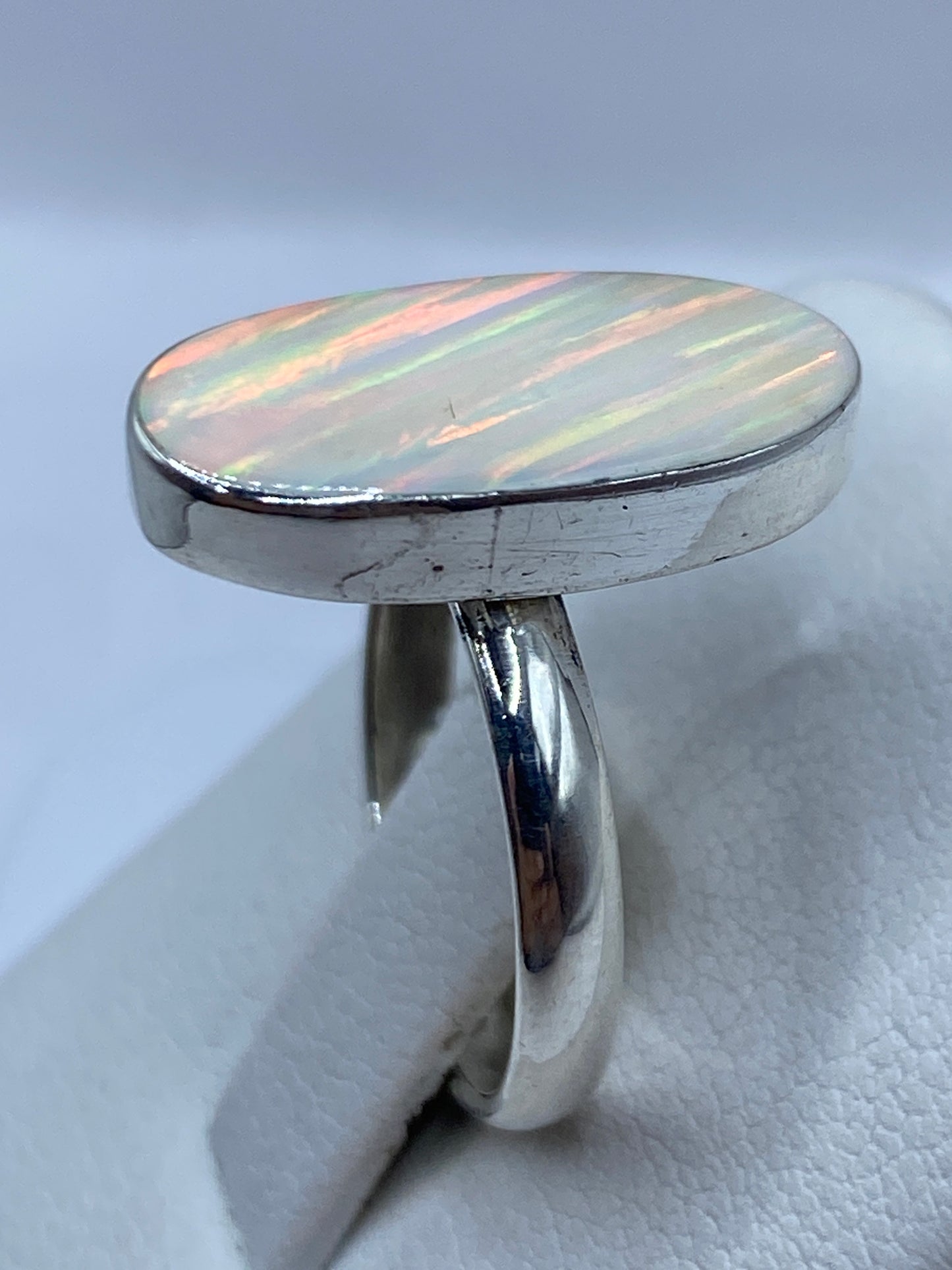 Anillo ajustable de plata pura visto de lado con el Ópalo de Fuego en foco