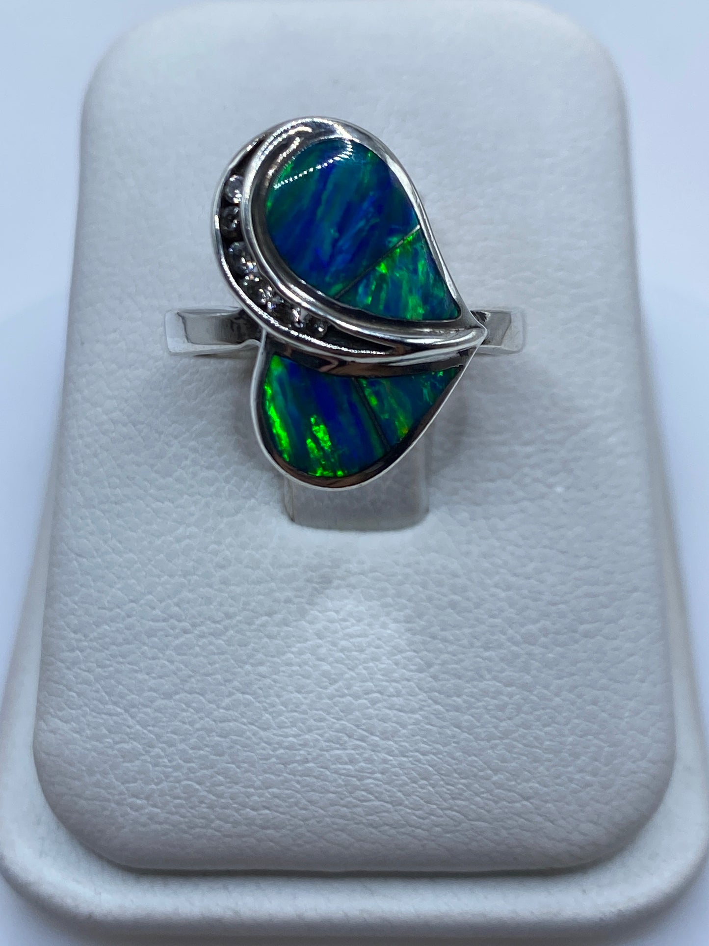 Anillo de plata con dos cabujones de ópalo de fuego azul y verde, diseño asimétrico en Taxco