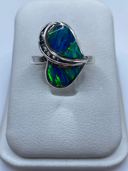 Anillo de plata con dos cabujones de ópalo de fuego azul y verde, diseño asimétrico en Taxco