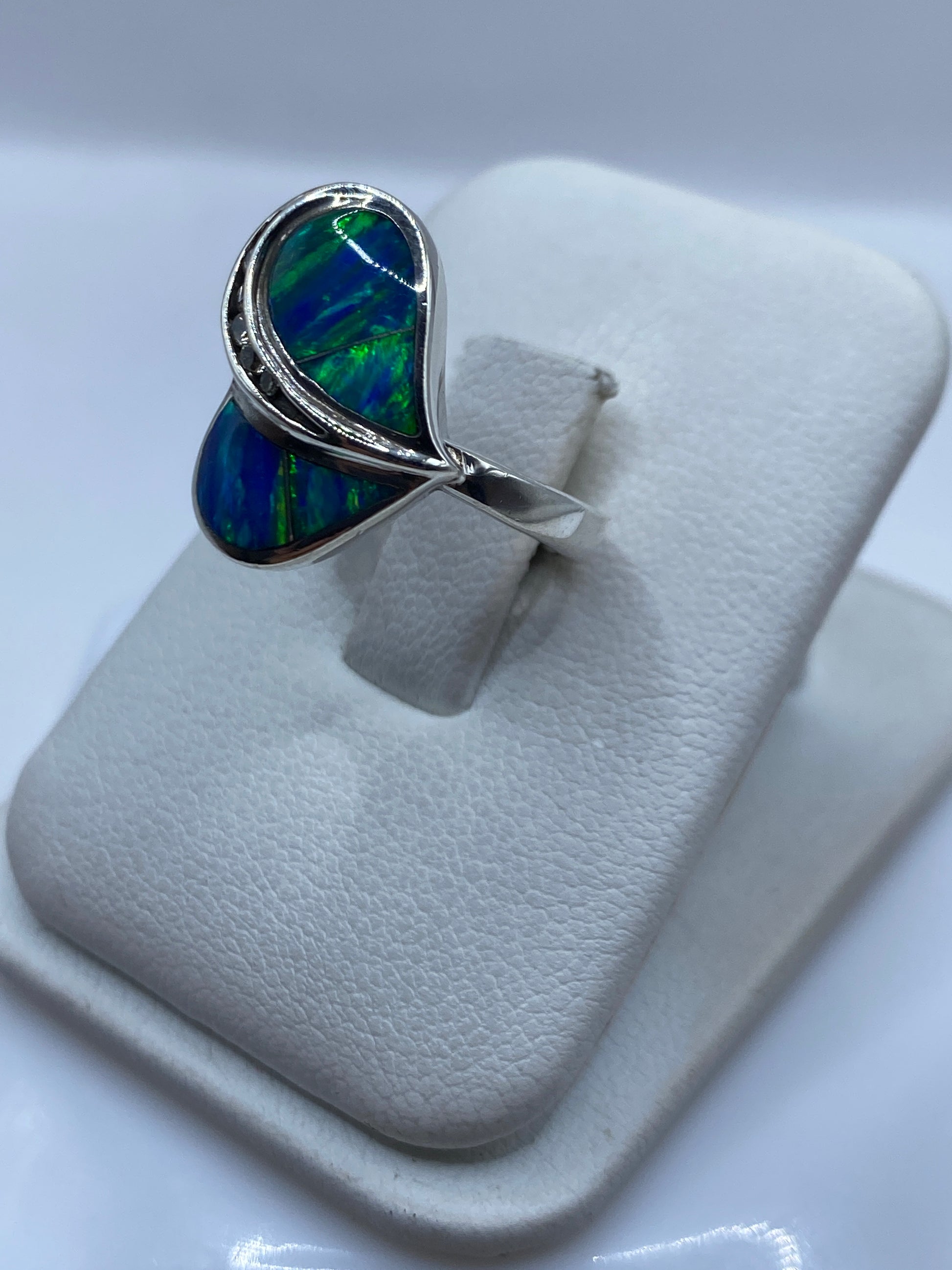 Detalle del envolvimiento de plata .925 alrededor de los ópalos de fuego azules