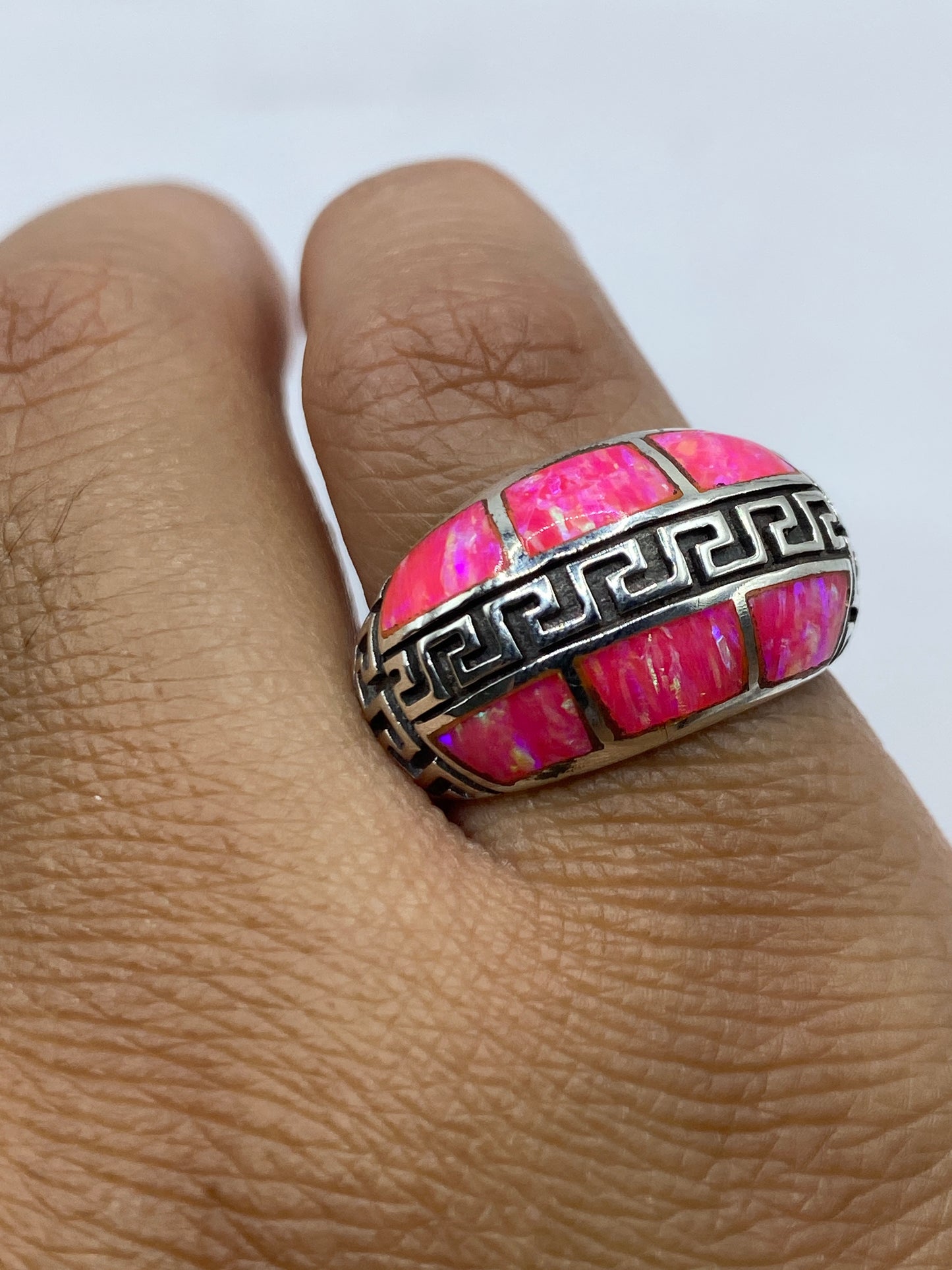 Vista lateral del anillo con grecas en relieve y sello .950 en plata de Taxco