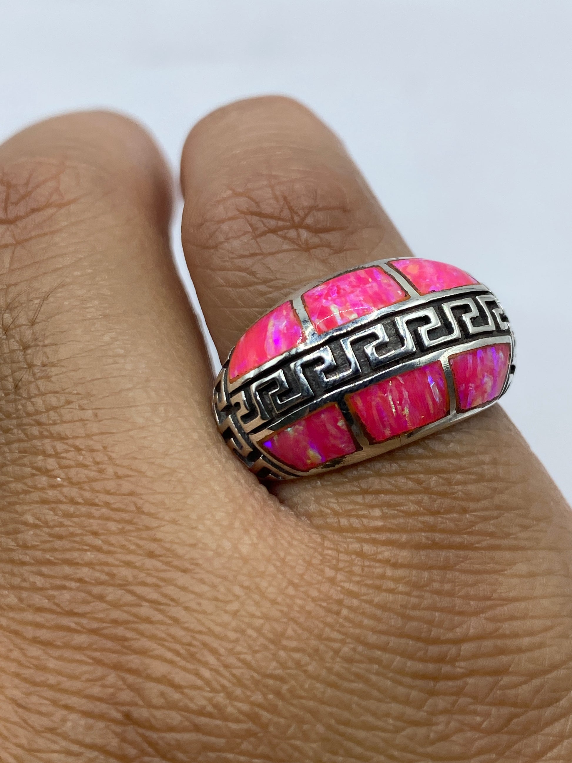 Vista lateral del anillo con grecas en relieve y sello .950 en plata de Taxco