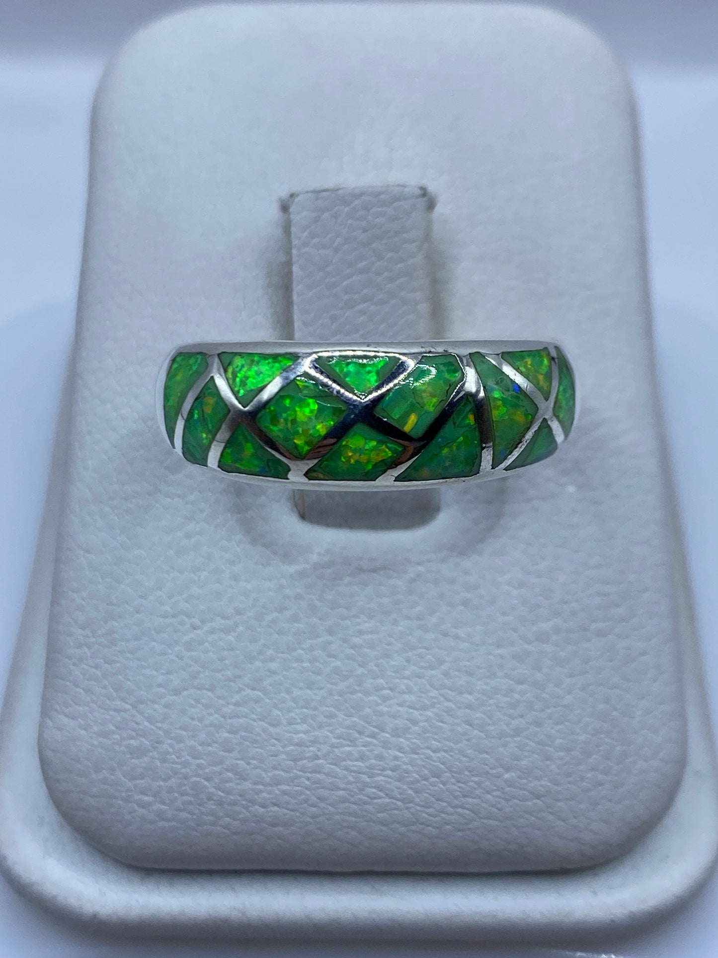Anillo de plata .950 con ópalo de fuego verde limón en estuche blanco, vista frontal