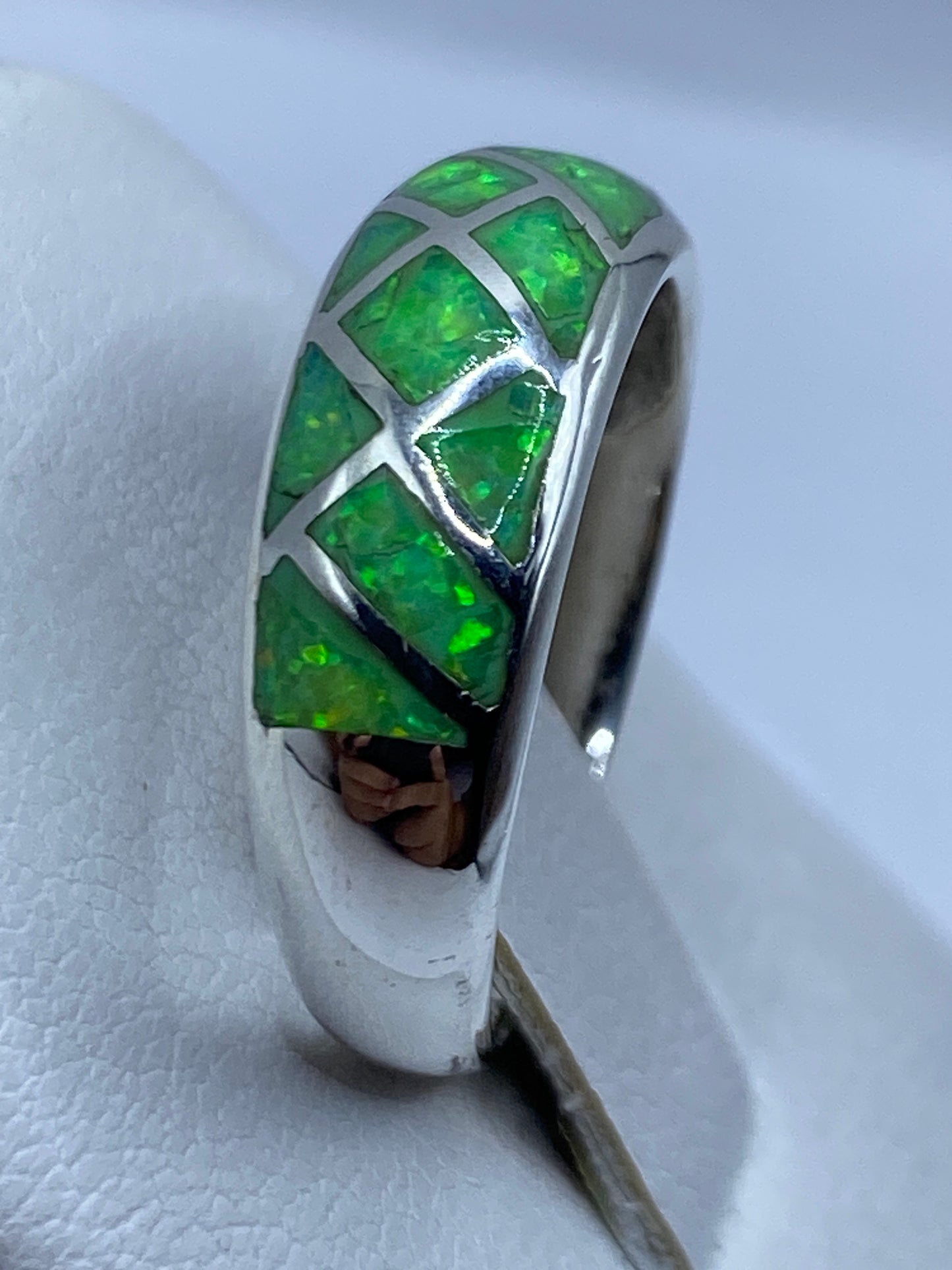 Ópalo de fuego verde limón con intenso juego de luz en anillo de plata .950