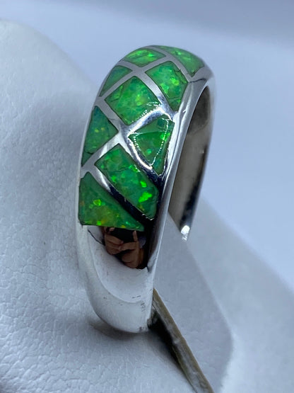 Ópalo de fuego verde limón con intenso juego de luz en anillo de plata .950
