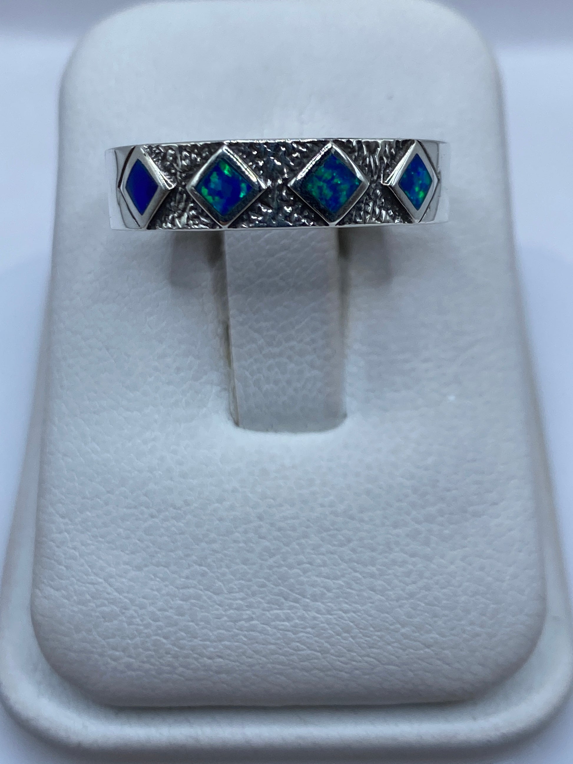 Anillo de plata .950 con ópalo de fuego azul en estuche blanco, vista superior