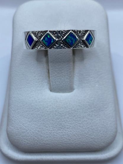 Anillo de plata .950 con ópalo de fuego azul en estuche blanco, vista superior