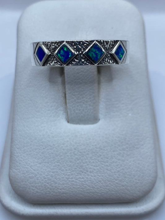 Anillo de plata .950 con ópalo de fuego azul en estuche blanco, vista superior