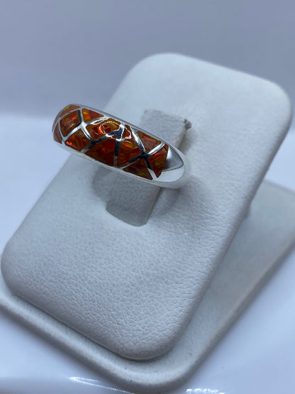 Vista lateral del anillo unisex con reflejos multicolor del ópalo