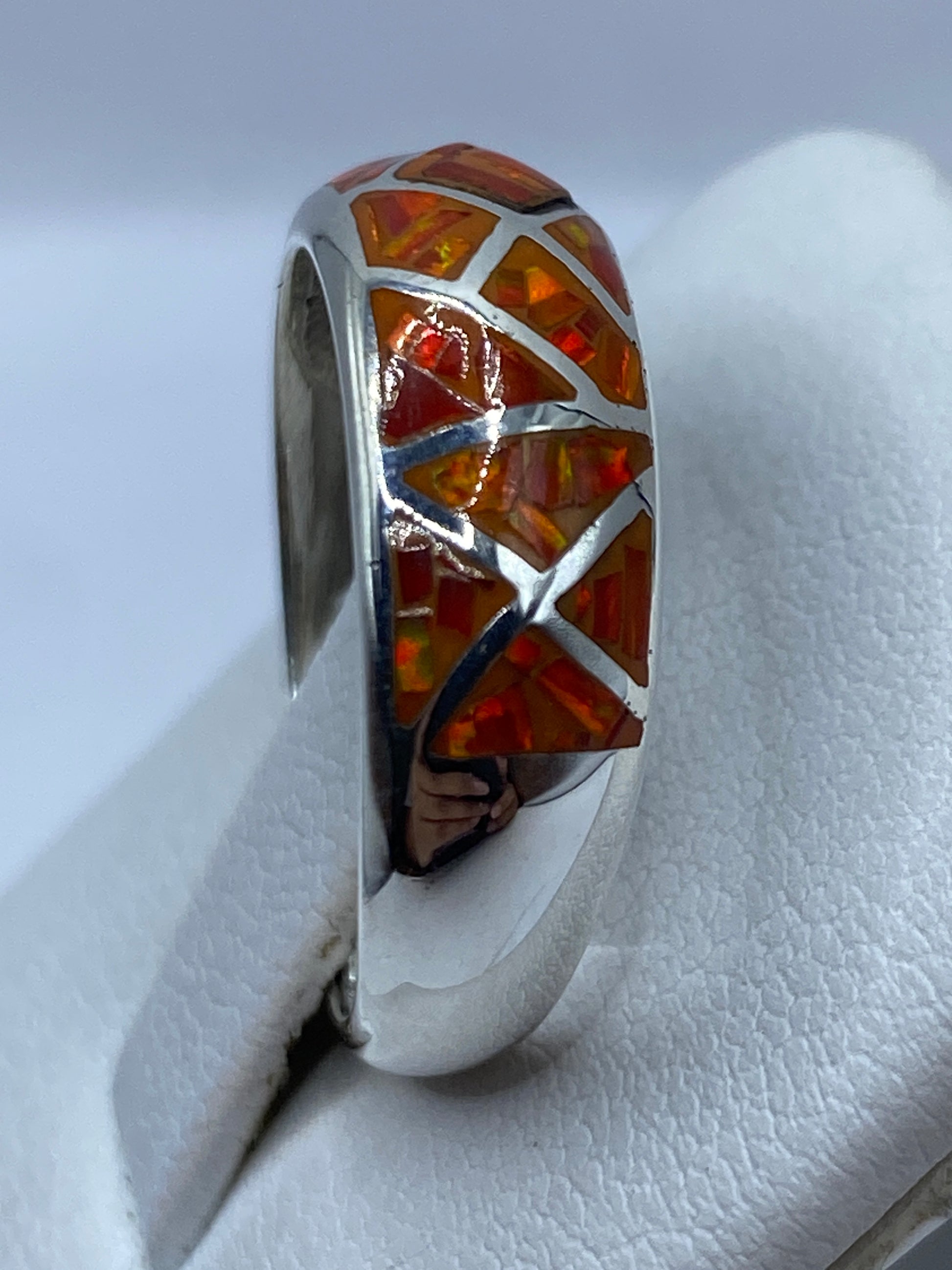 Detalle de engaste a mano del ópalo naranja en triángulos de plata