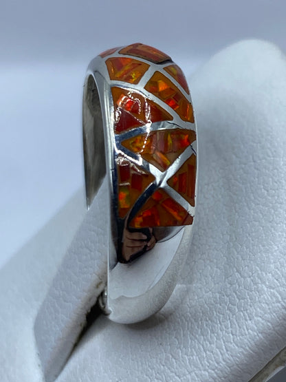 Detalle de engaste a mano del ópalo naranja en triángulos de plata