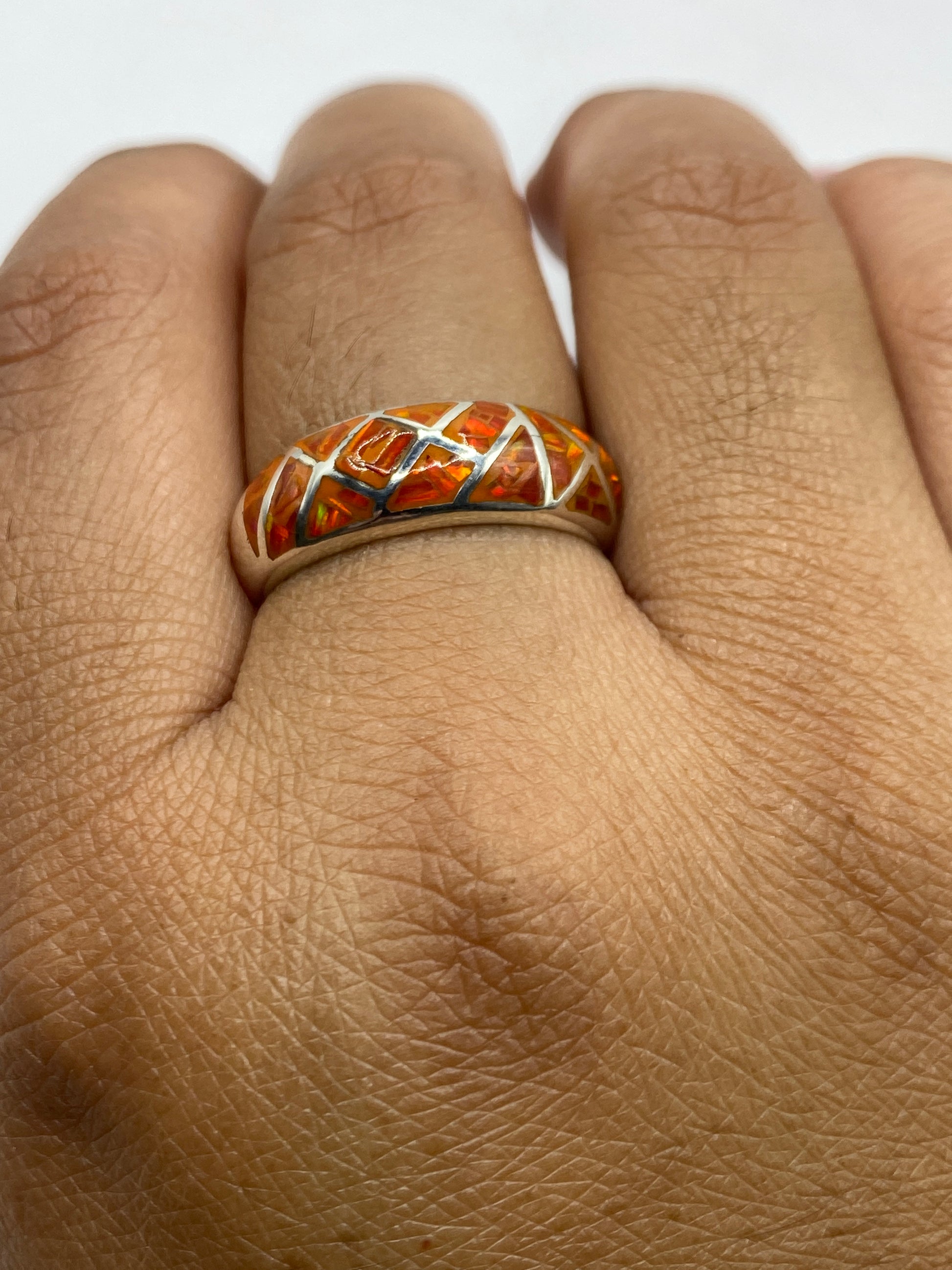 Anillo sobre fondo gris mostrando sello 950 MEXICO