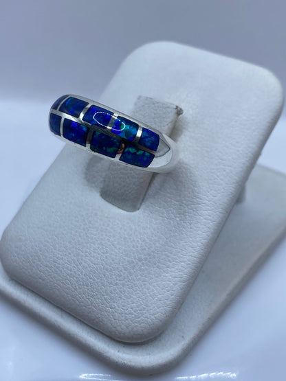 Vista lateral del anillo contemporáneo en plata .950 con ópalo azul