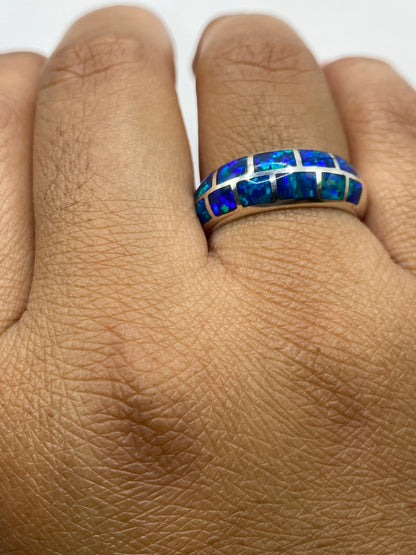 Anillo sobre fondo neutro mostrando el sello .950 MEXICO en la banda
