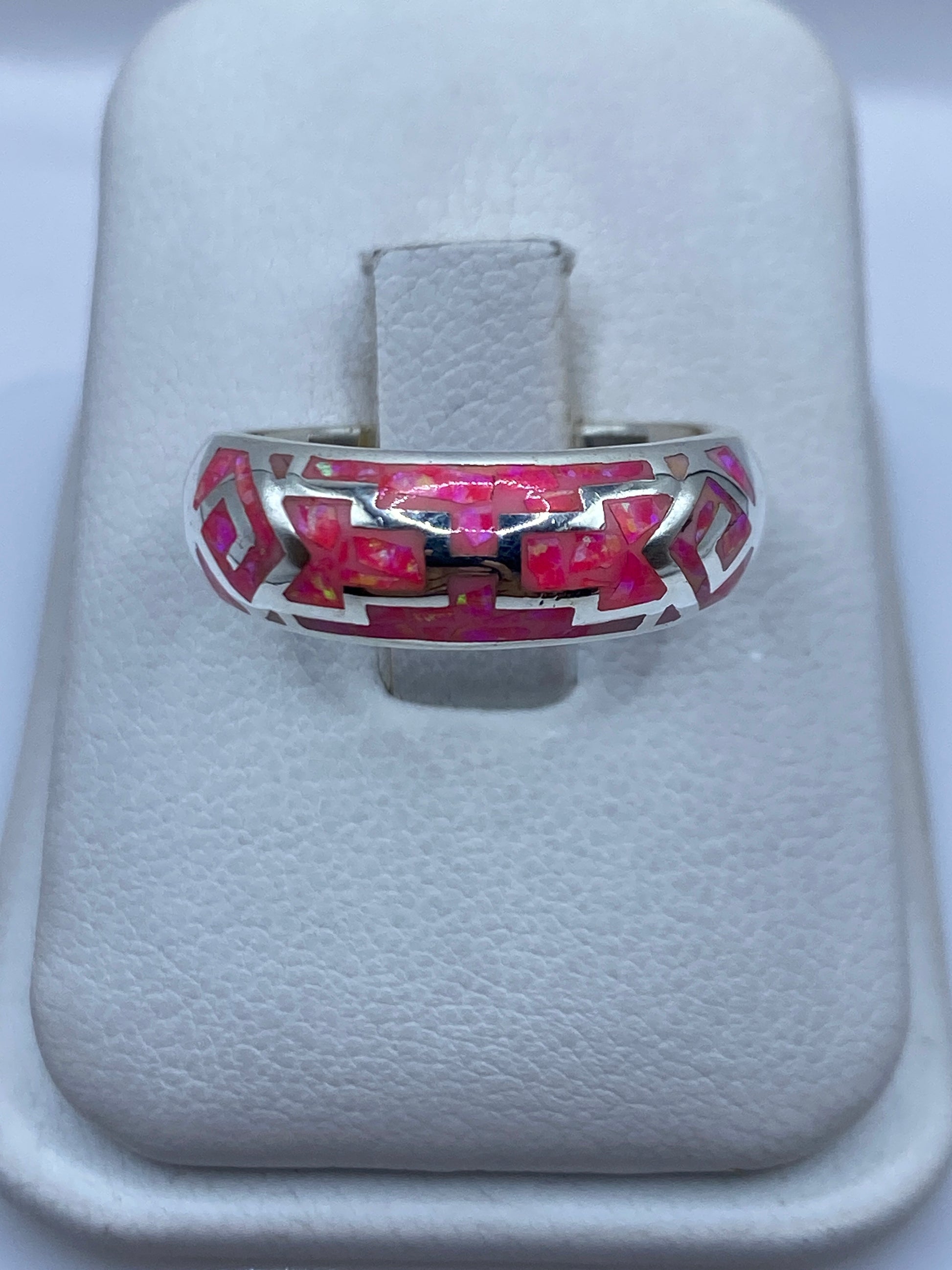 Anillo de plata con ópalo de fuego rosa en diseño geométrico, frente