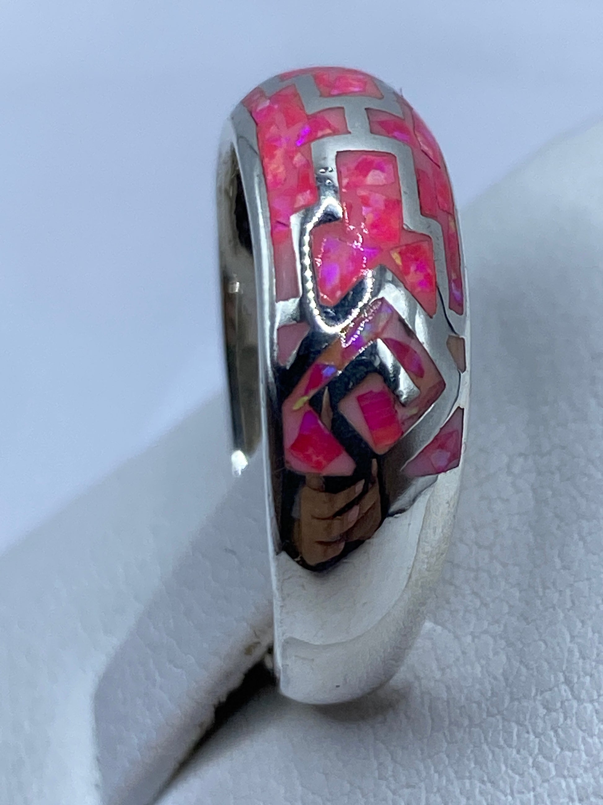 Ópalo de fuego natural en plata .950 sobre dedo, detalle del fuego rosa