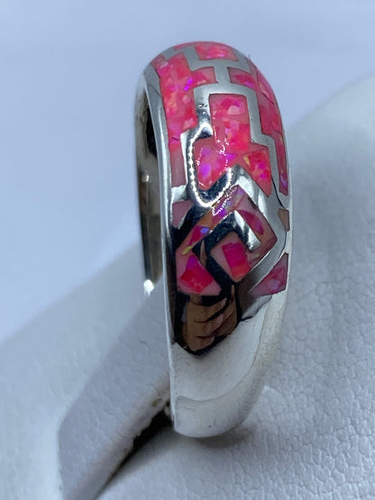 Ópalo de fuego natural en plata .950 sobre dedo, detalle del fuego rosa
