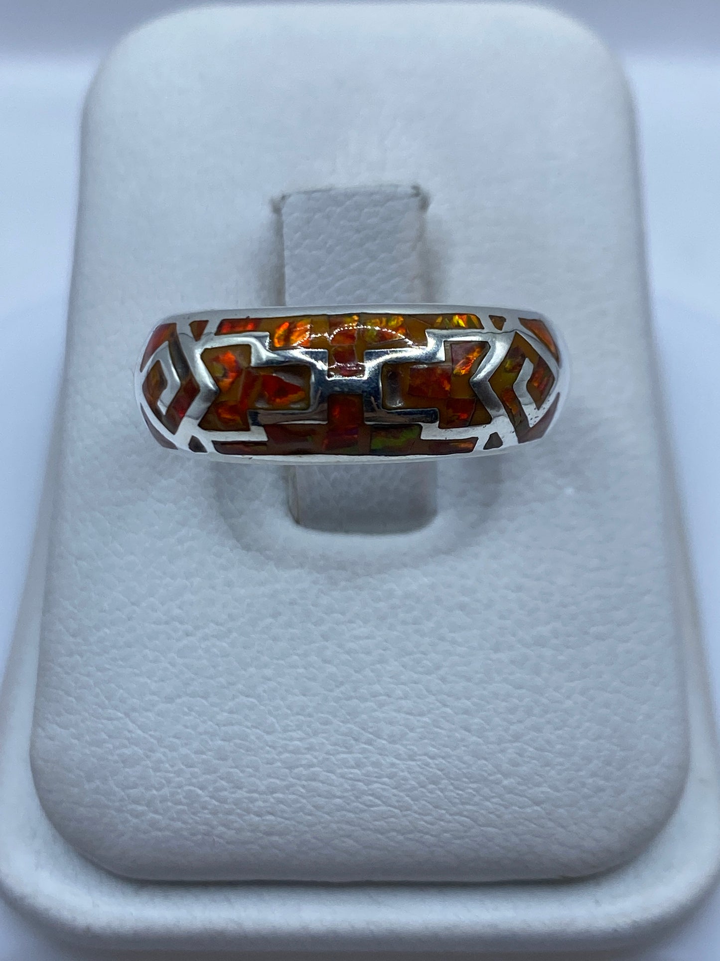 Anillo de plata .950 con ópalo de fuego naranja engastado en diseño geométrico