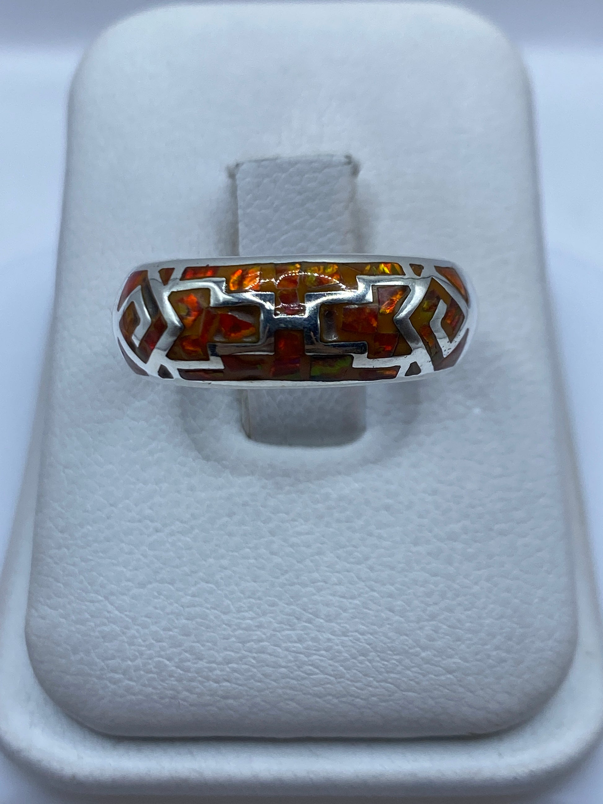 Anillo de plata .950 con ópalo de fuego naranja engastado en diseño geométrico