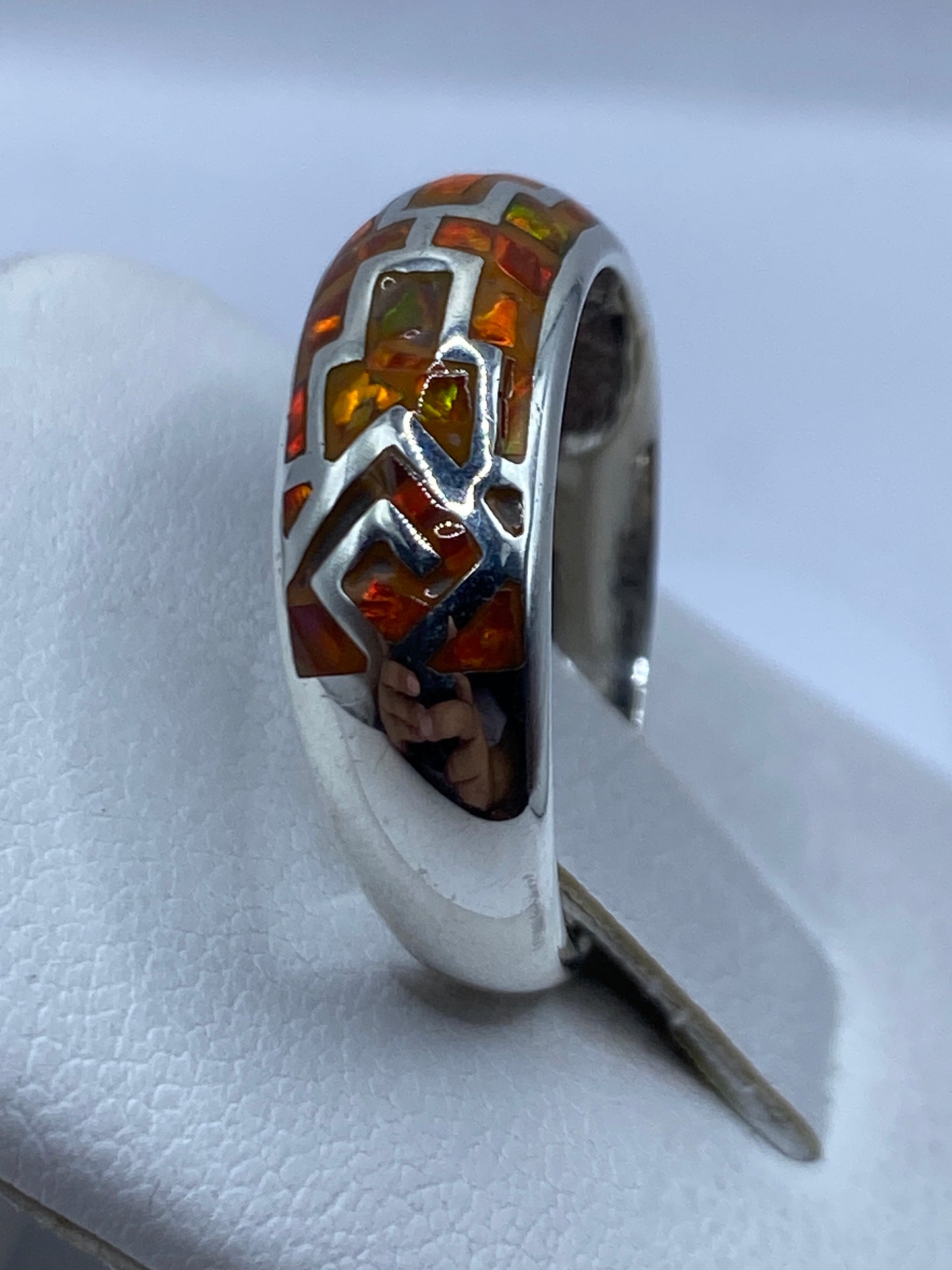 Anillo de ópalo de fuego naranja llevado en la mano, vista frontal del engaste