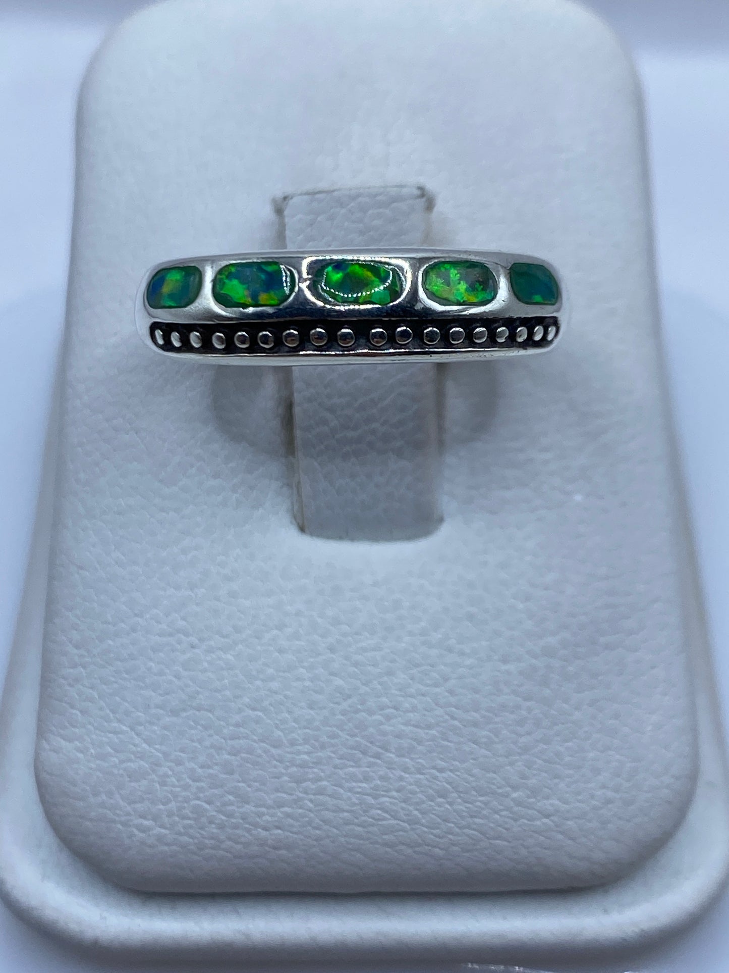 Anillo de plata .950 con ópalo de fuego verde limón sobre banda ornamental