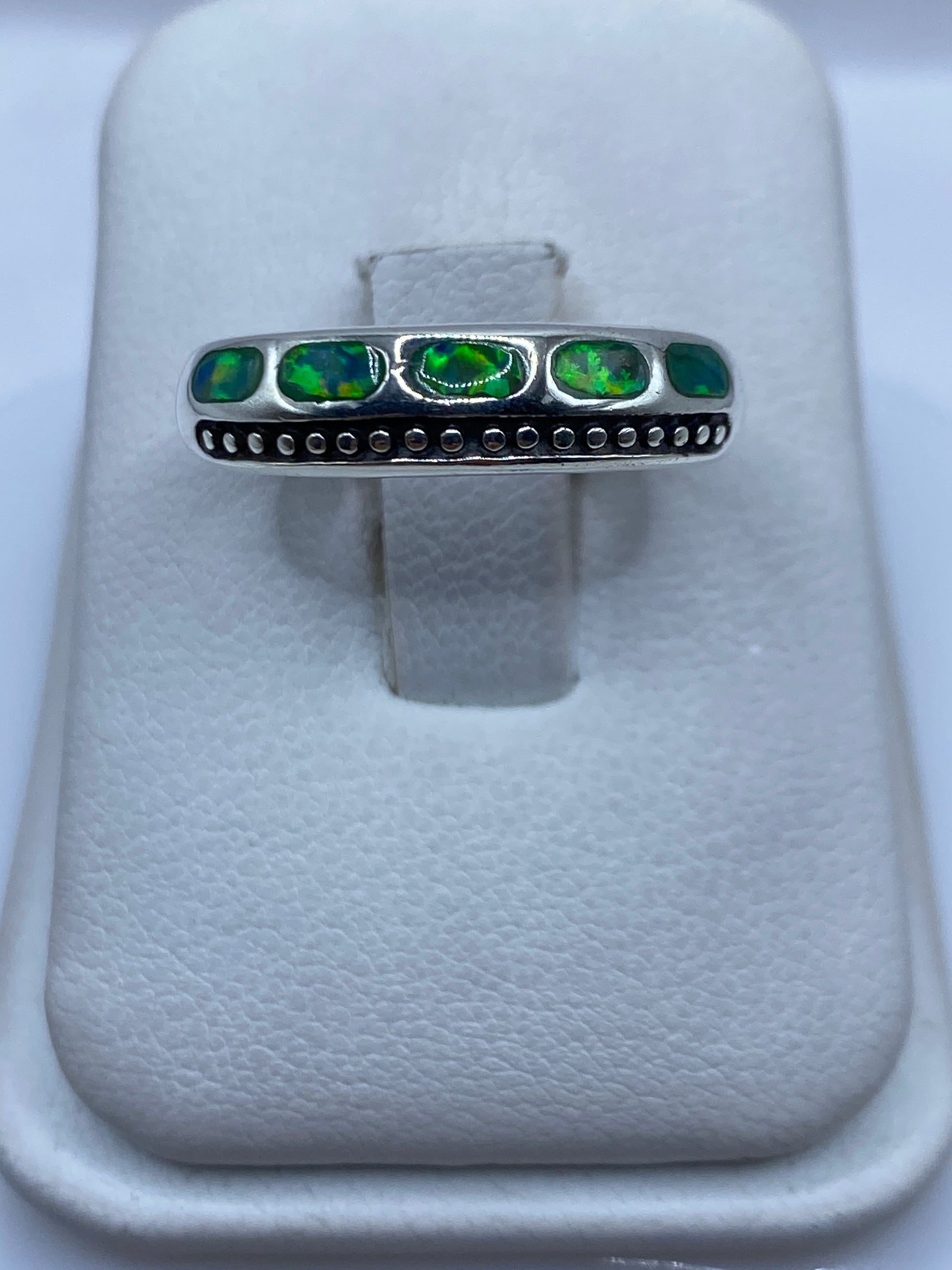 Anillo de plata .950 con ópalo de fuego verde limón sobre banda ornamental