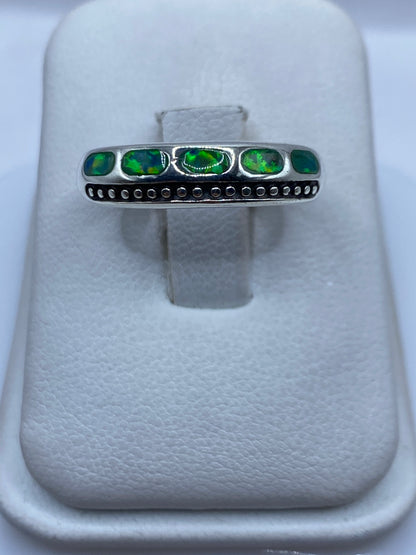 Anillo de plata .950 con ópalo de fuego verde limón sobre banda ornamental