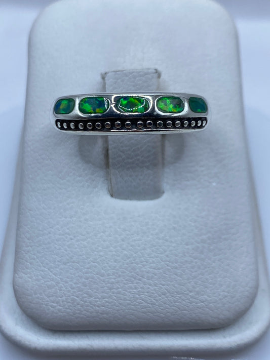 Anillo de plata .950 con ópalo de fuego verde limón sobre banda ornamental