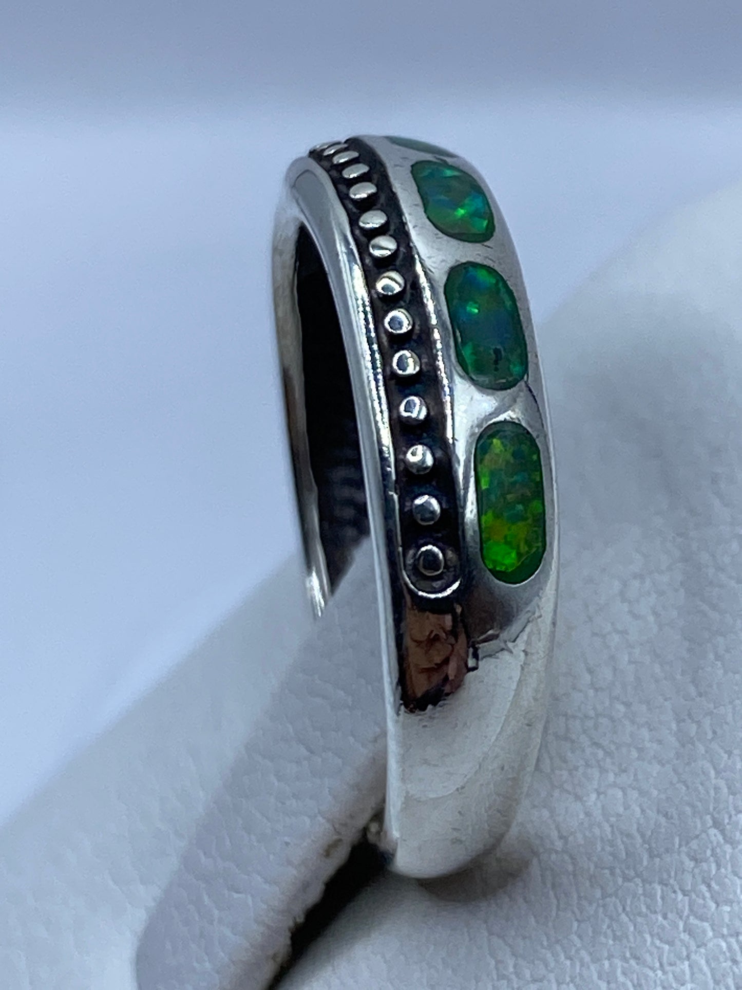 Detalle del sello .950 dentro del anillo hecho en Taxco