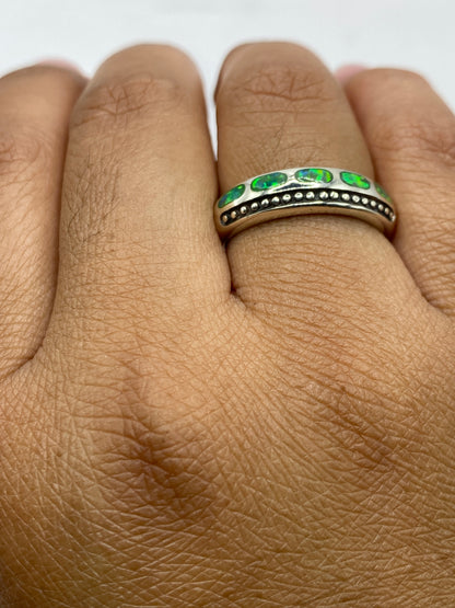 Anillo sobre dedo mostrando el efecto de luz natural en verde limón del ópalo